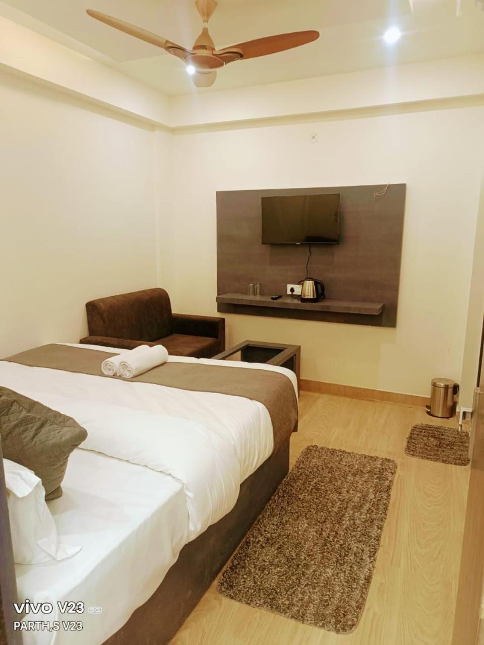 Hotel Abhinandan Ayodhya エクステリア 写真