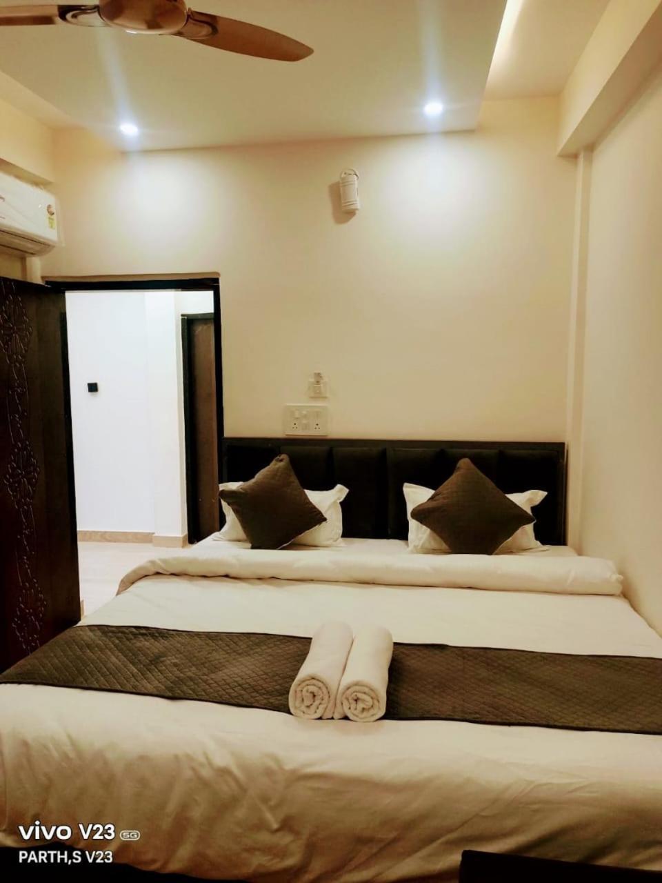 Hotel Abhinandan Ayodhya エクステリア 写真