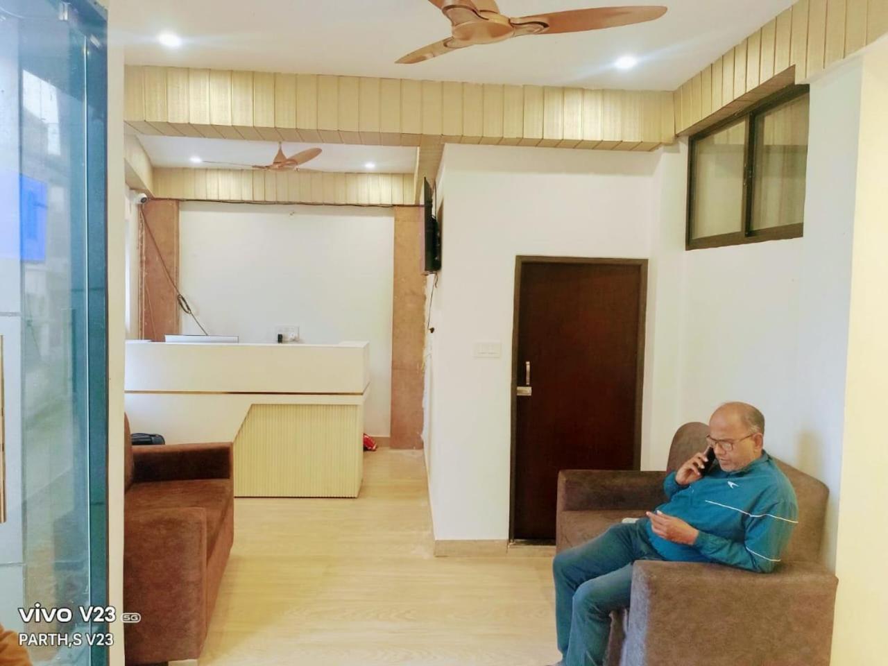 Hotel Abhinandan Ayodhya エクステリア 写真