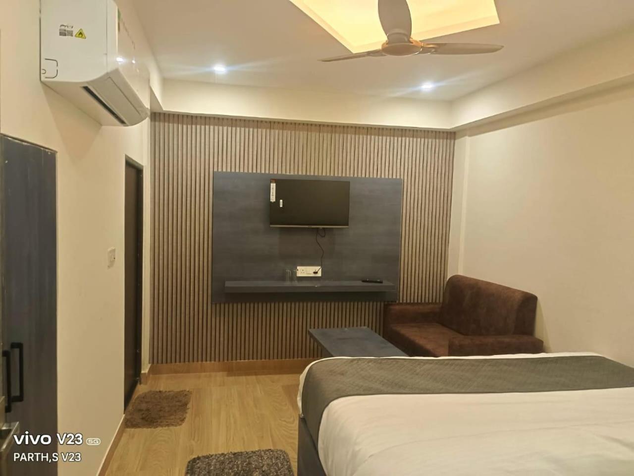 Hotel Abhinandan Ayodhya エクステリア 写真