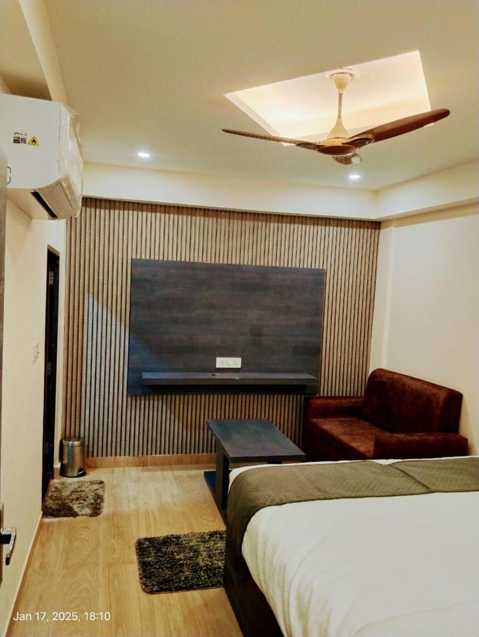 Hotel Abhinandan Ayodhya エクステリア 写真