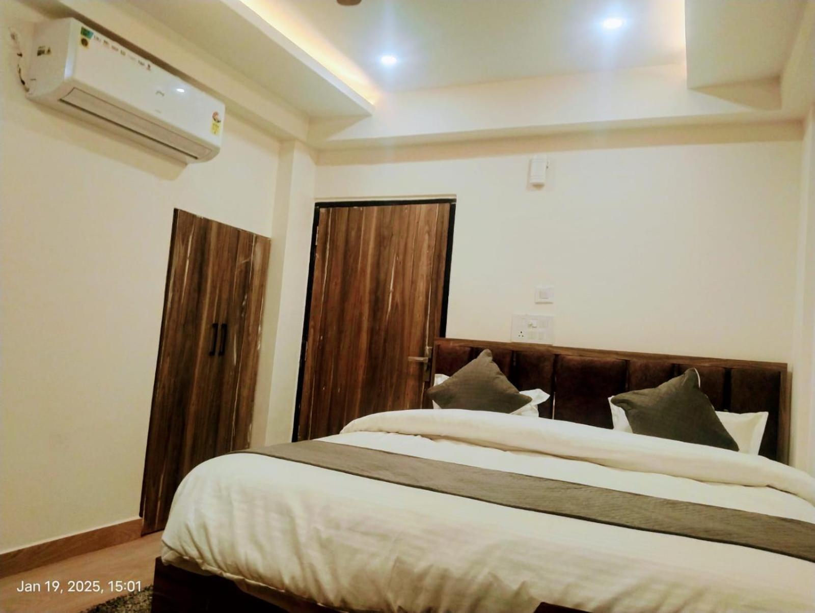 Hotel Abhinandan Ayodhya エクステリア 写真