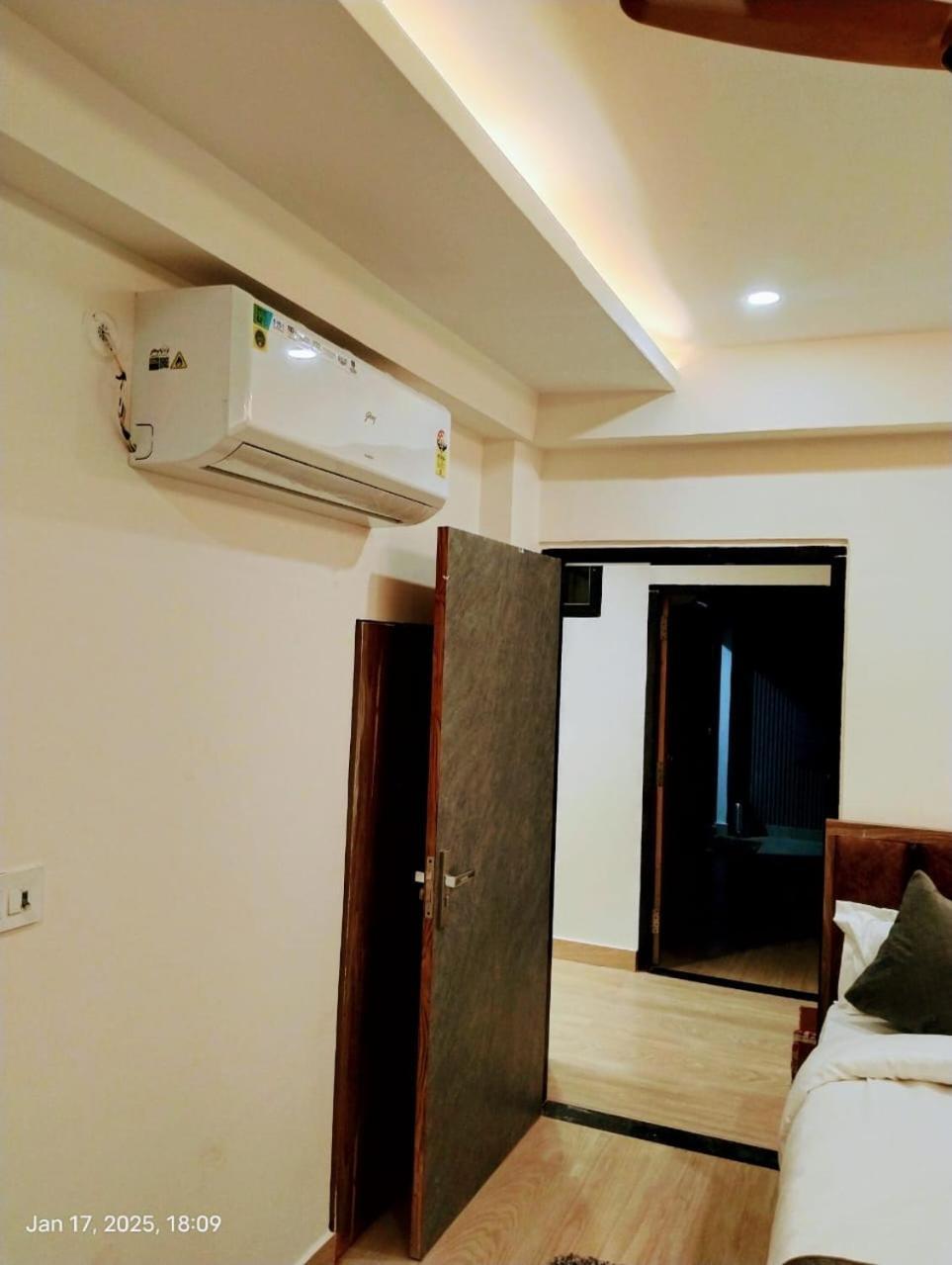 Hotel Abhinandan Ayodhya エクステリア 写真
