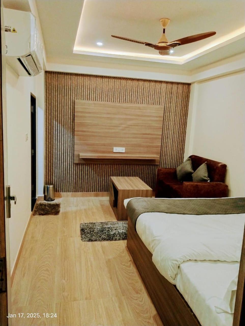 Hotel Abhinandan Ayodhya エクステリア 写真